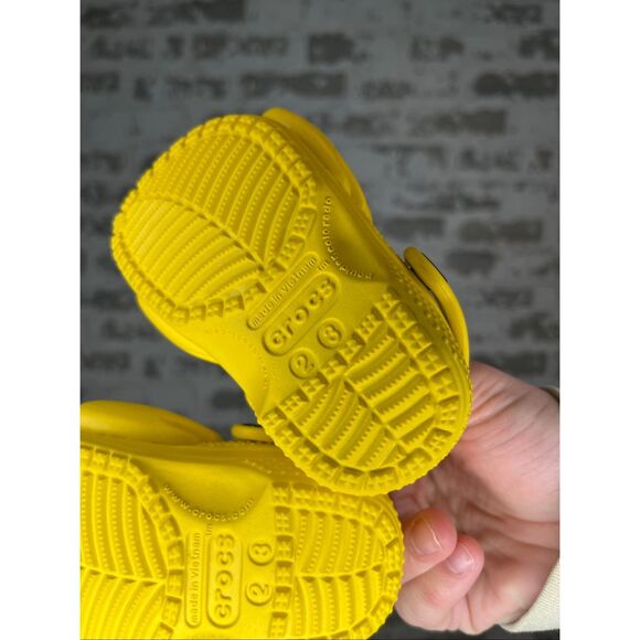 Crocs | kids yellow rubber duck clogs - Picture 2 of 5